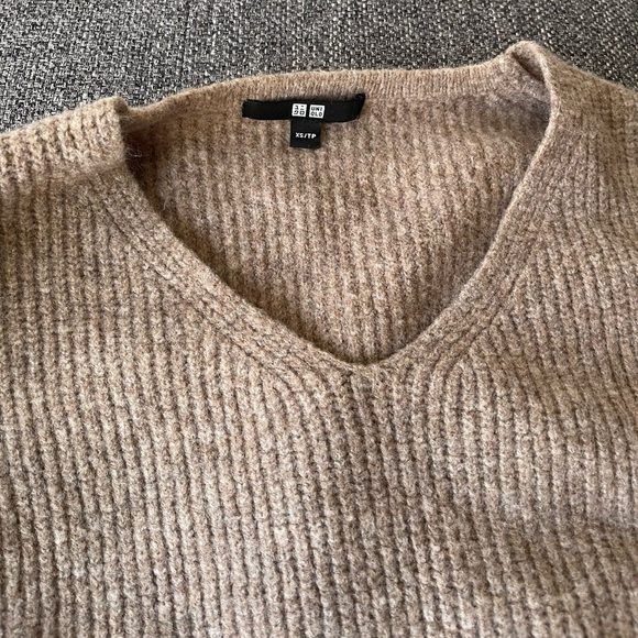 Uniqlo v neck longsleeve sweater - Picture 5 of 6